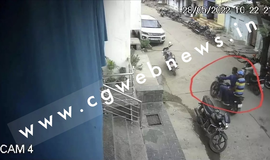 सक्ती के धनराज ज्वेलर्स में हुई उठाईगिरी का पहला CCTV फुटेज आया सामने , भीतर देखे तश्वीर