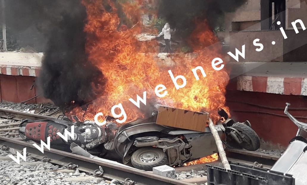 कई शहरों में प्रदर्शन , गुस्साए छात्रों ने ट्रेन में लगाई आग , जाने क्या है मामला 