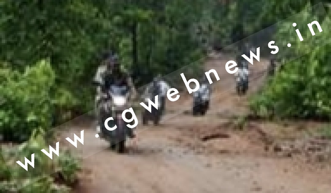 बूंदाबांदी के बीच बाईक से नक्सल प्रभावित गांव पहुँच कर IG , SP और कलेक्टर , लगाई जन चौपाल 