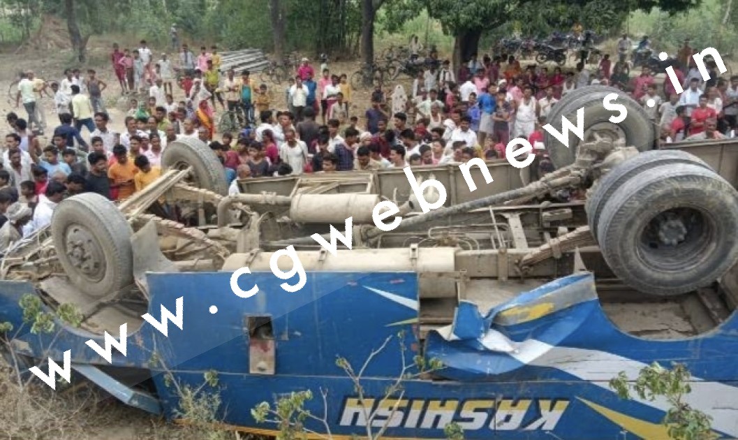 यात्रियों से भरी बस खाई में गिरी , कंडक्टर की मौके पर ही मौत और 25 से ज्यादा यात्री घायल