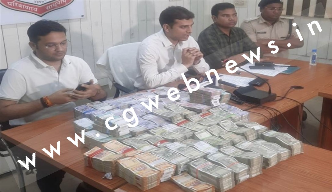 छत्तीसगढ़ - एक्सिस बैंक में 16 करोड़ का फर्जीवाड़ा , दो बैंक मैनेजर सहित सात लोग गिरफ्तार