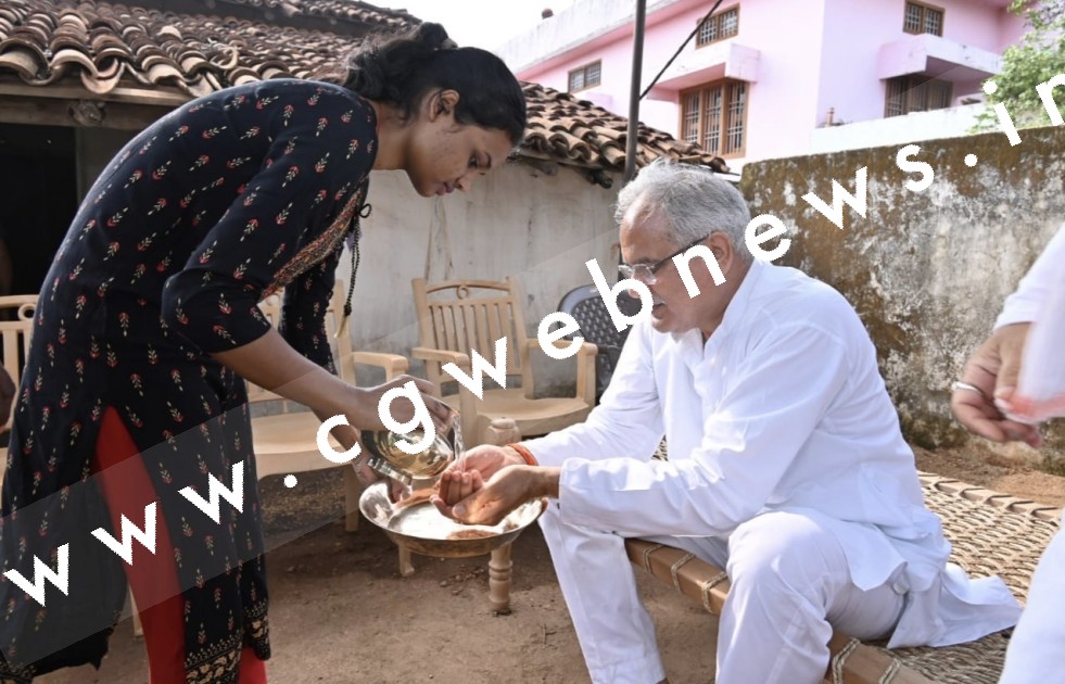 छत्तीसगढ़ के मुखिया भूपेश बघेल की सादगी का कायल हुआ रिटायर्ड शिक्षक का परिवार , पढ़े पूरी खबर