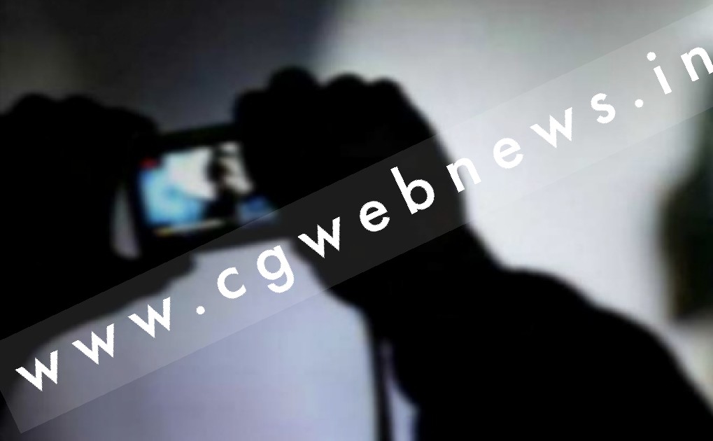 फेसबुक फ्रेंड को वीडियो कॉलिंग कर बनाया अश्लील वीडियो फिर करने लगा ब्लैकमेल , परेशान होकर युवती ने उठाया यह कदम