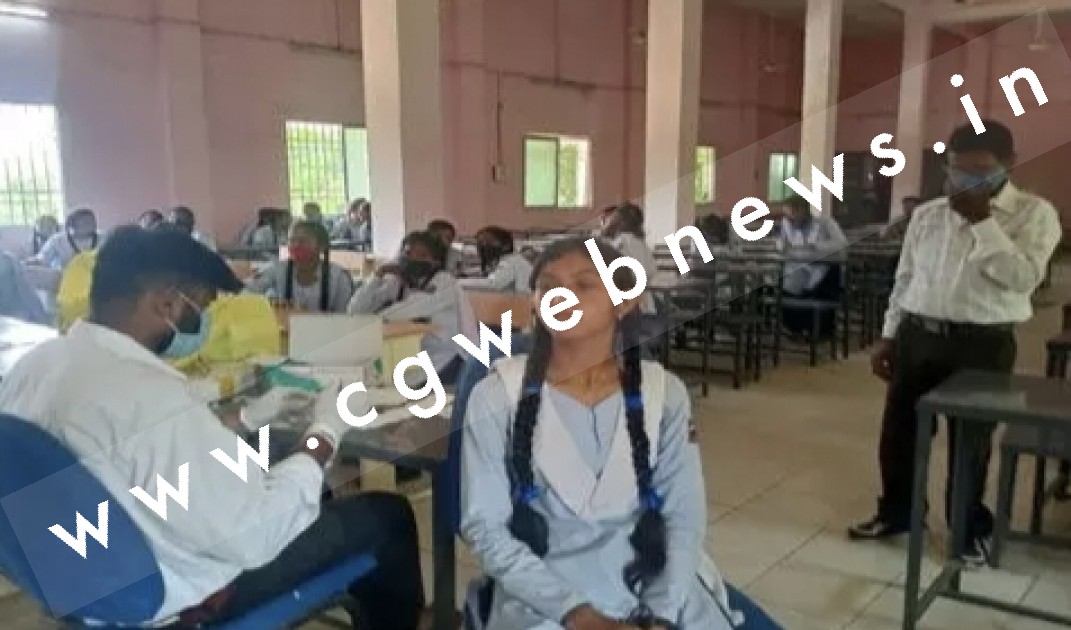 छत्तीसगढ़ - स्कूल में कोरोना ने दी दस्तक , दो छात्र मिले संक्रमित , स्वास्थ्य विभाग ने स्कूल में लगाया कैम्प