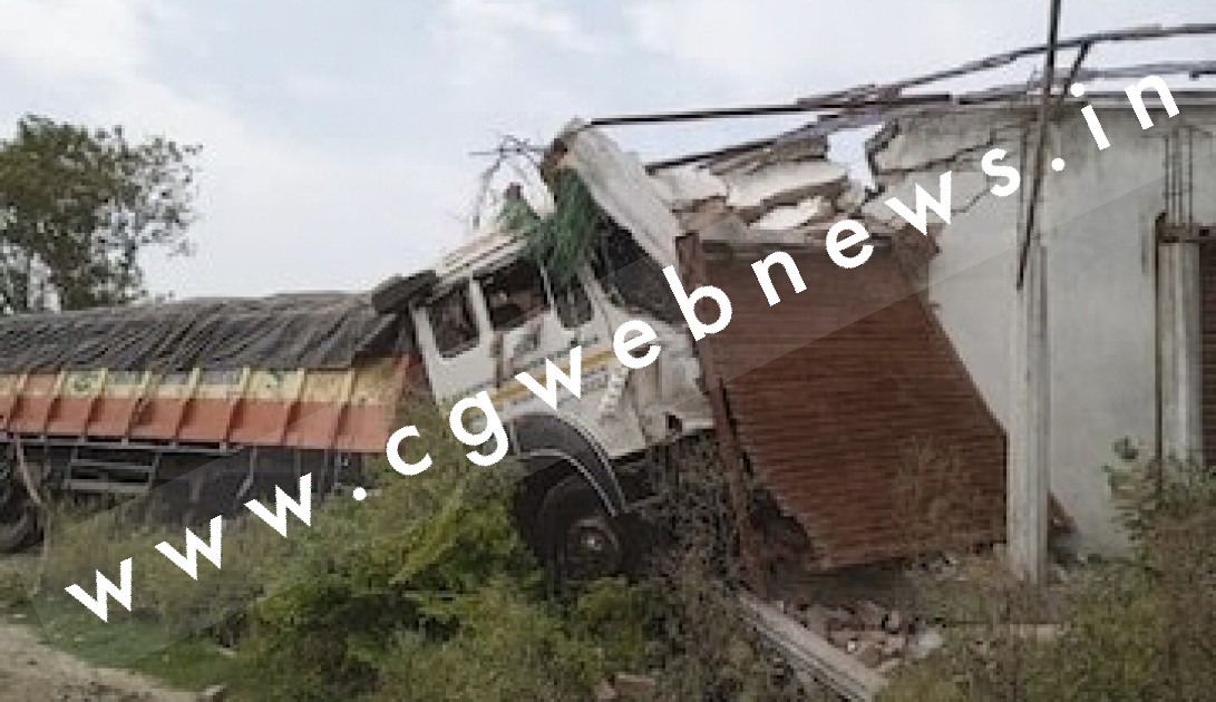NH पर बेकाबू ट्रक ने पहले कार को मारी टक्‍कर फिर मां और बेटी को रौंदते हुए घर में घुस गई