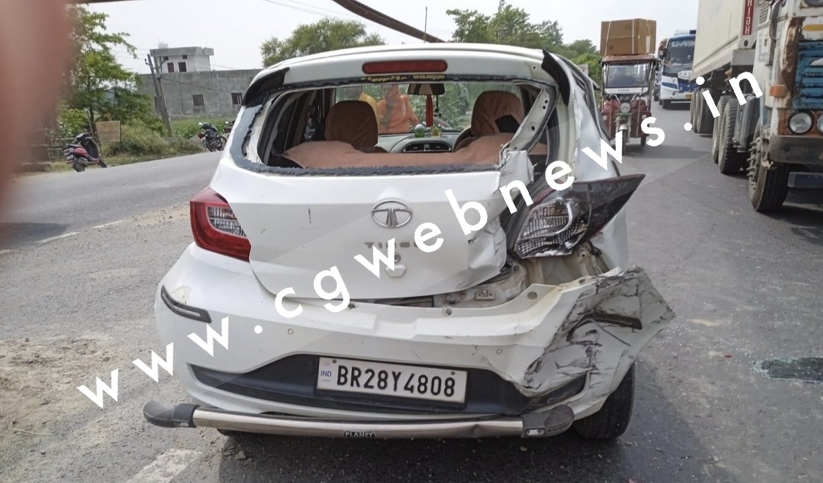 NH पर बेकाबू ट्रक ने पहले कार को मारी टक्‍कर फिर मां और बेटी को रौंदते हुए घर में घुस गई