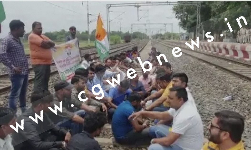छत्तीसगढ़ - सब्र का बांध टूटा , ट्रेन परिचालन की मांग को लेकर पटरी पर उतरे लोग