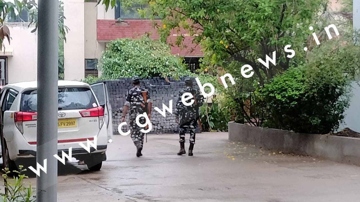 छत्तीसगढ़ - इनकमटैक्स के छापे से मचा हड़कंप , CM कार्यालय के अधिकारी से लेकर ट्रांसपोर्टर के ठिकानों पर दबिस , जाने कँहा कँहा पड़ा छापा