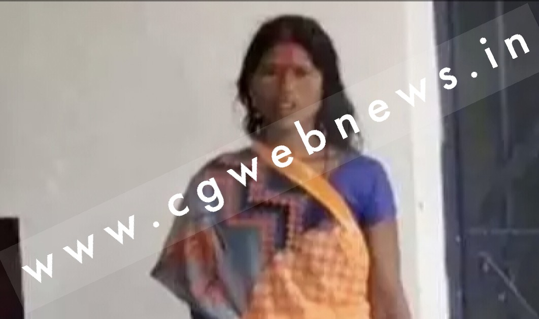 थाने में बन्द शराबी पति को छुड़ाने के लिए पत्नी ने दुर्गा का अवतार बन कर थाने में किया हाई वोल्टेज ड्रामा