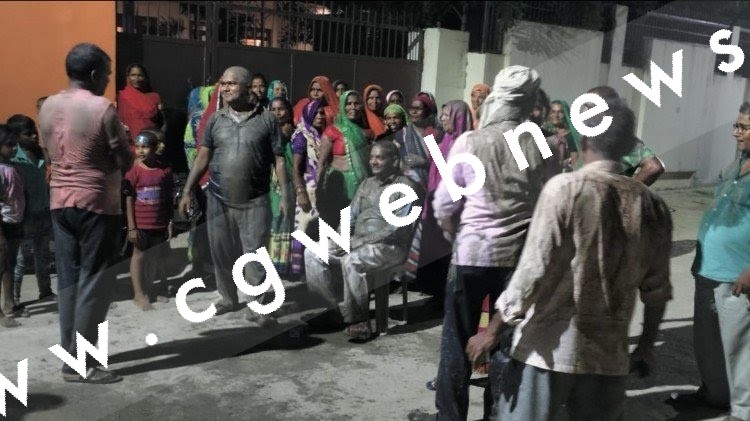 महिलाओं ने विधायक और पालिका अध्यक्ष को कीचड़ से नहलाया , जाने वजह 