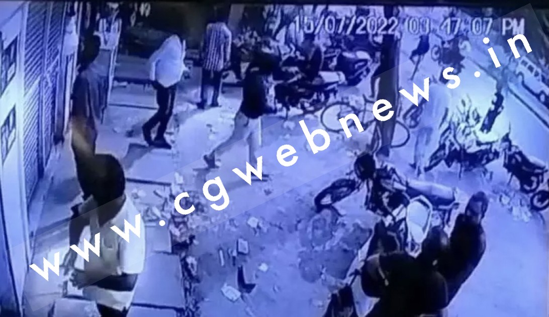 उधार का पैसा मांगना दुकानदार को  पड़ा भारी , युवक ने दुकान पर फेंके देशी बम , पुलिस जाँच में जुटी