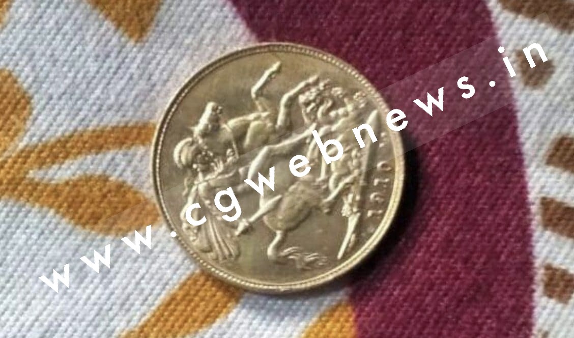 शौचालय के लिए खोदे जा रहे गड्ढे में मिला सोने के सिक्के से भरा कलश , बटवारे की लड़ाई में खुला राज