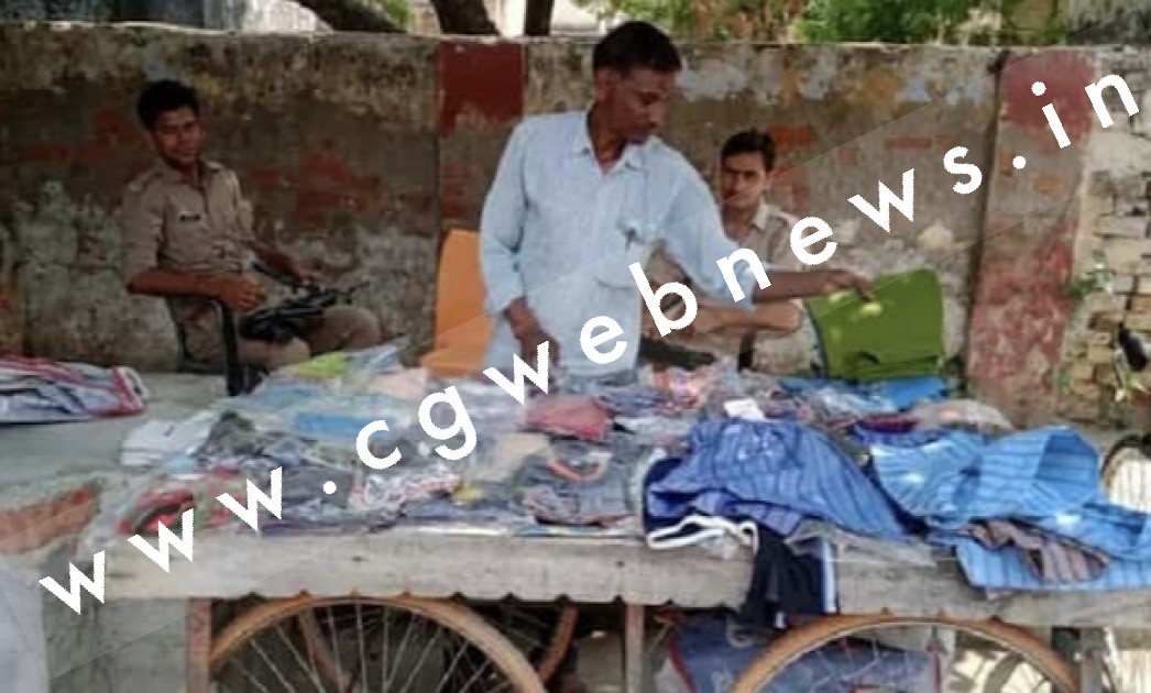 इस ठेले वाले कि सुरक्षा में 24 घंटे तैनात रहते है AK 47 लेकर दो पुलिस के जवान , जाने वजह