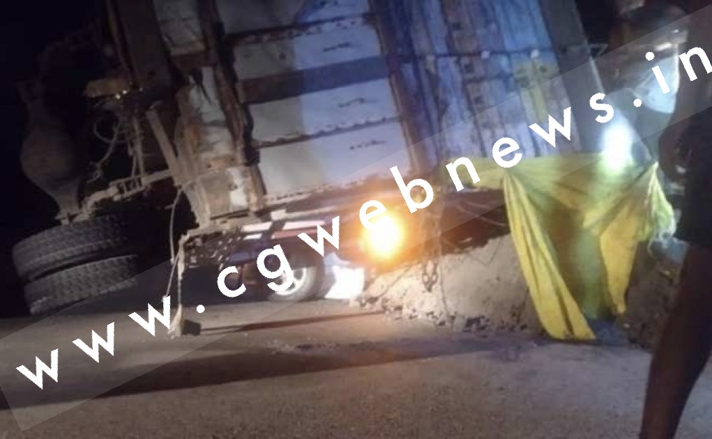 कार के उपर रेत से भरा डम्फर पलटा , हादसे में दो बच्चों सहित 5 लोगों की मौत