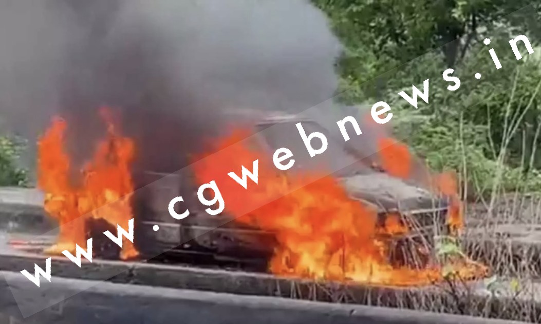 युवक ने परिवार सहित खुद को कार में बंद कर लगाई आग , एक की मौत और दो गंभीर