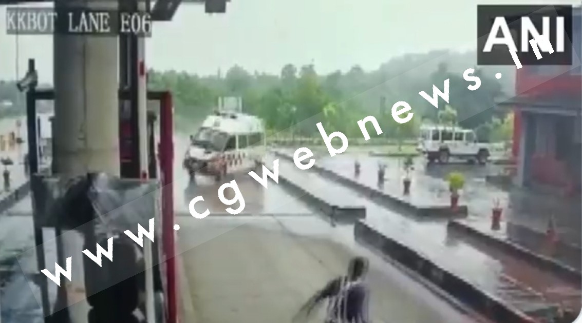 टोल नाके पर बेकाबू होकर पलटी तेज रफ्तार एंबुलेंस , हादसे में 03 लोगों की मौत