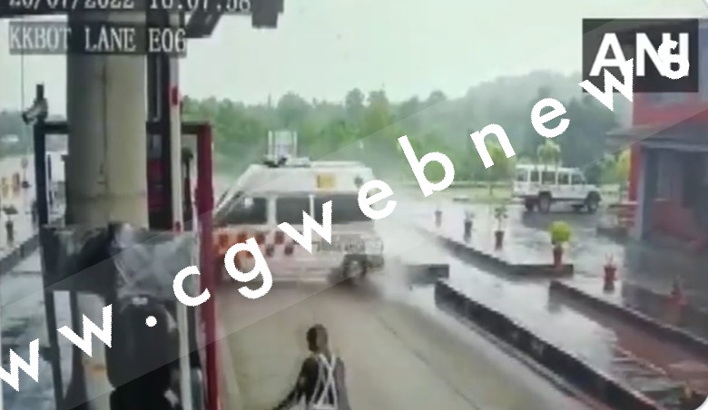 टोल नाके पर बेकाबू होकर पलटी तेज रफ्तार एंबुलेंस , हादसे में 03 लोगों की मौत