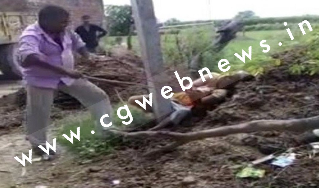 शराबी पति ने बीच सड़क पर पत्नी के साथ कि हैवानियत की सारी हदें पार , लोग बचाने की जगह बनाते रहे वीडियो