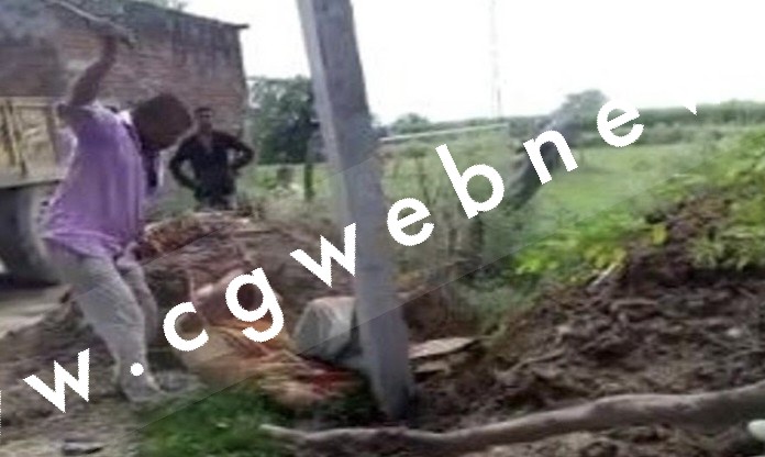 शराबी पति ने बीच सड़क पर पत्नी के साथ कि हैवानियत की सारी हदें पार , लोग बचाने की जगह बनाते रहे वीडियो