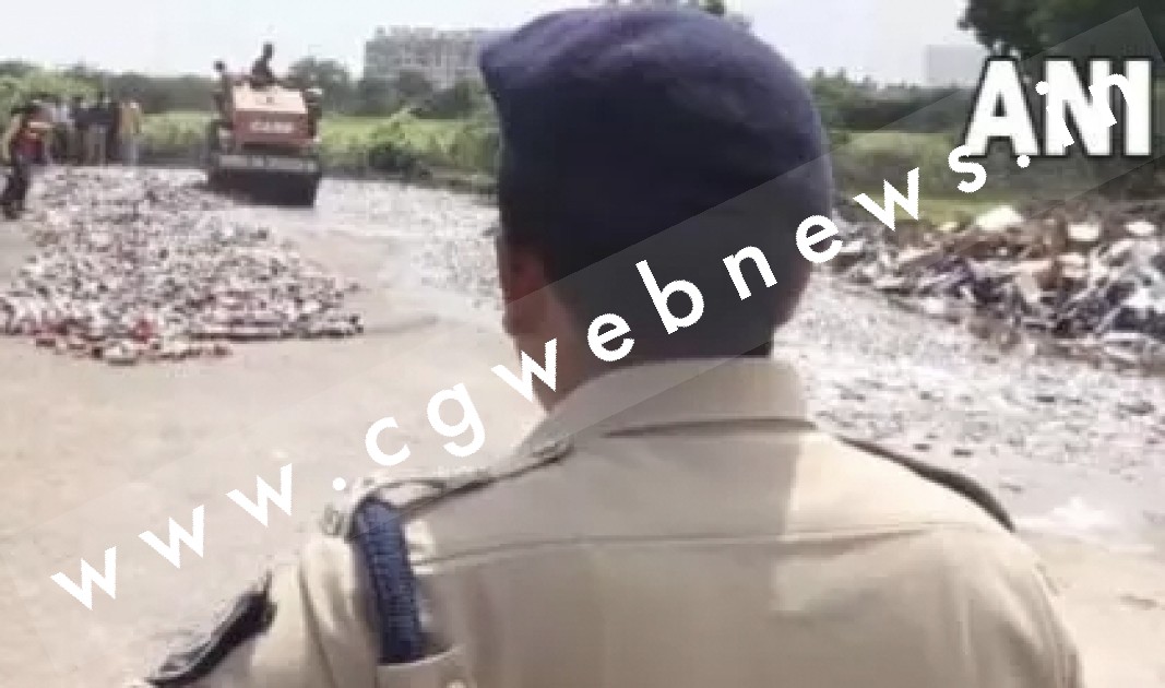पुलिस ने 56 लाख रुपए की अवैध शराब पर चलाया बुलडोजर , शराबियों ने कहा साहब पी तो लेने देते