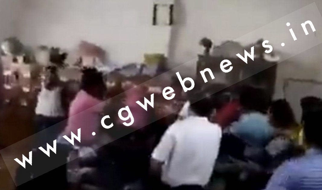 स्कूल में घुस कर महिला शिक्षक की कपड़े फाड़ कर की पिटाई , 04 गिरफ्तार