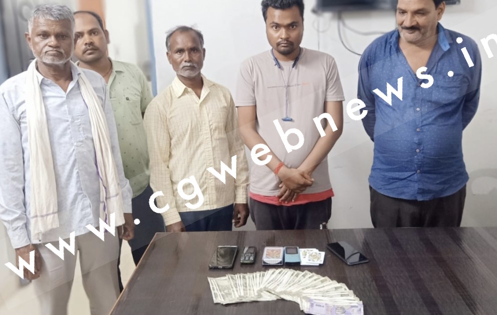 जंगल मे चल रहे जुए के अड्डे पर पुलिस की दबिस , 31 हजार नगद सहित 07 बाईक जप्त