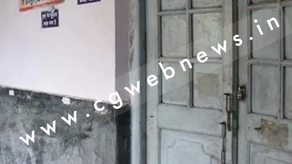 कर्मचारियों के हड़ताल का दूसरा दिन , कई दफ्तरों में लटके रहे ताले , भटकते नजर आए लोग