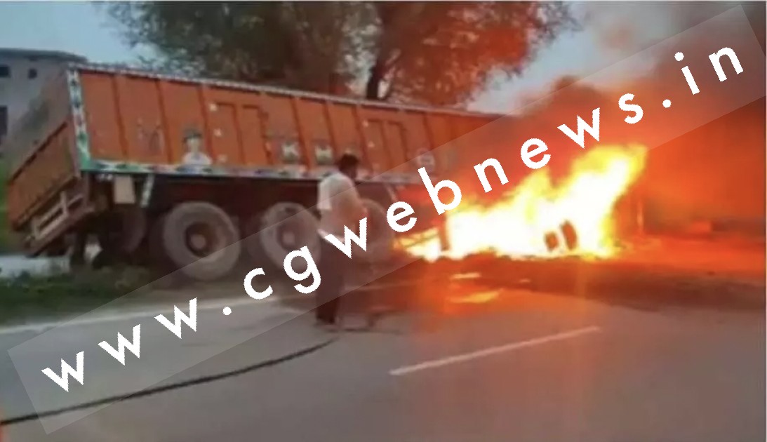 हादसे के बाद ट्रक में लगी आग , क्लीनर की जल कर मौत , बाल बाल बचा ट्रक चालक