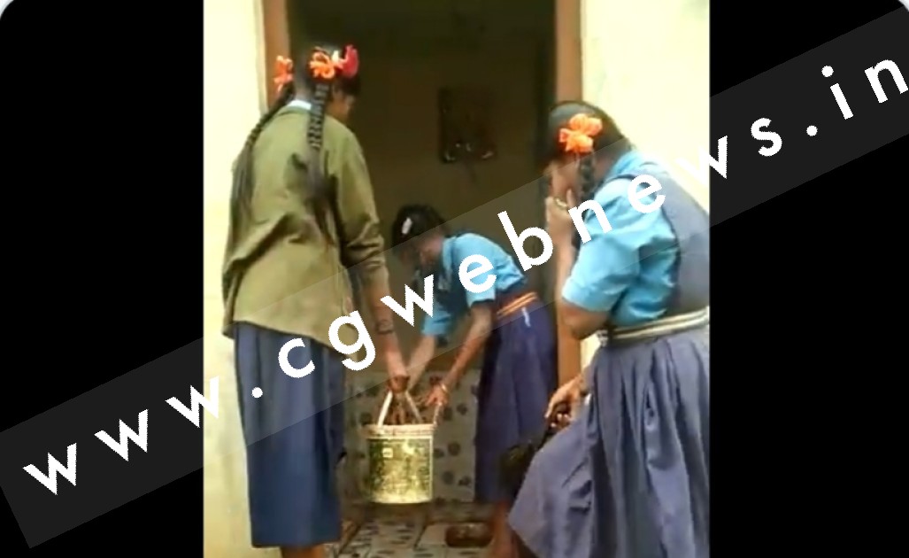 स्कूल देर से आने पर शौचालय साफ करने की सजा , वीडियो वायरल होते ही जांच के आदेश जारी