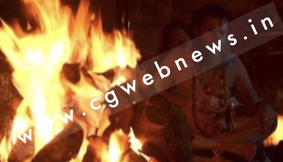 जलती चिता से लाश का सिर काट कर ले गए तीन लोग , जाने क्या करने वाले थे लाश की सिर के साथ