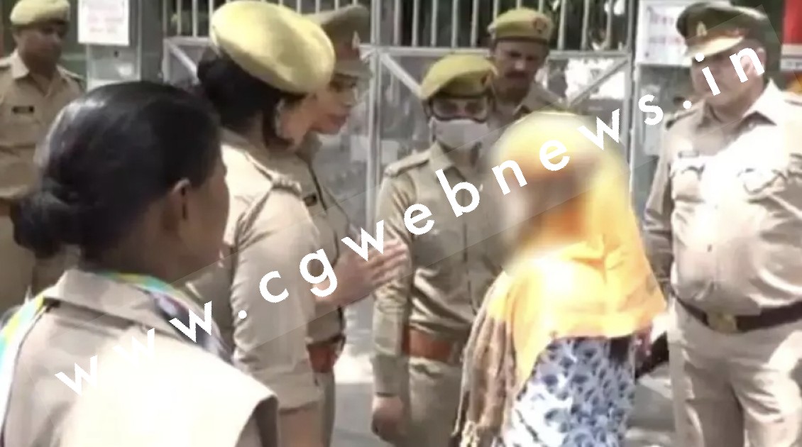 छेड़छाड़ की शिकायत करने थाने गई युवती से प्रभारी ने पूछे ऐसे अश्लील सवाल की युवती शर्म से हो गई पानी पानी