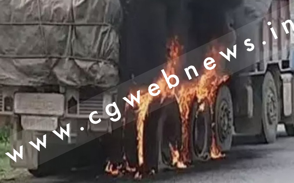छत्तीसगढ़ में द बर्निंग ट्रक , तेज रफ्तार ट्रक की पिछले सभी पहियों में लगी आग , फिर हुआ यह