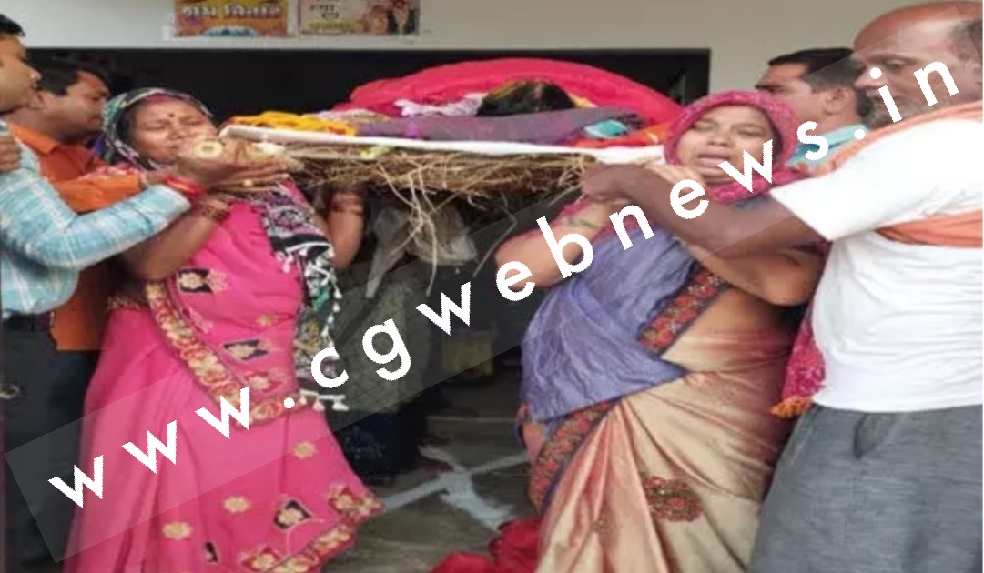 चार बेटियों ने निभाया बेटे का फर्ज , माँ की अर्थी को कंधा दे कर निकाली अंतिम यात्रा