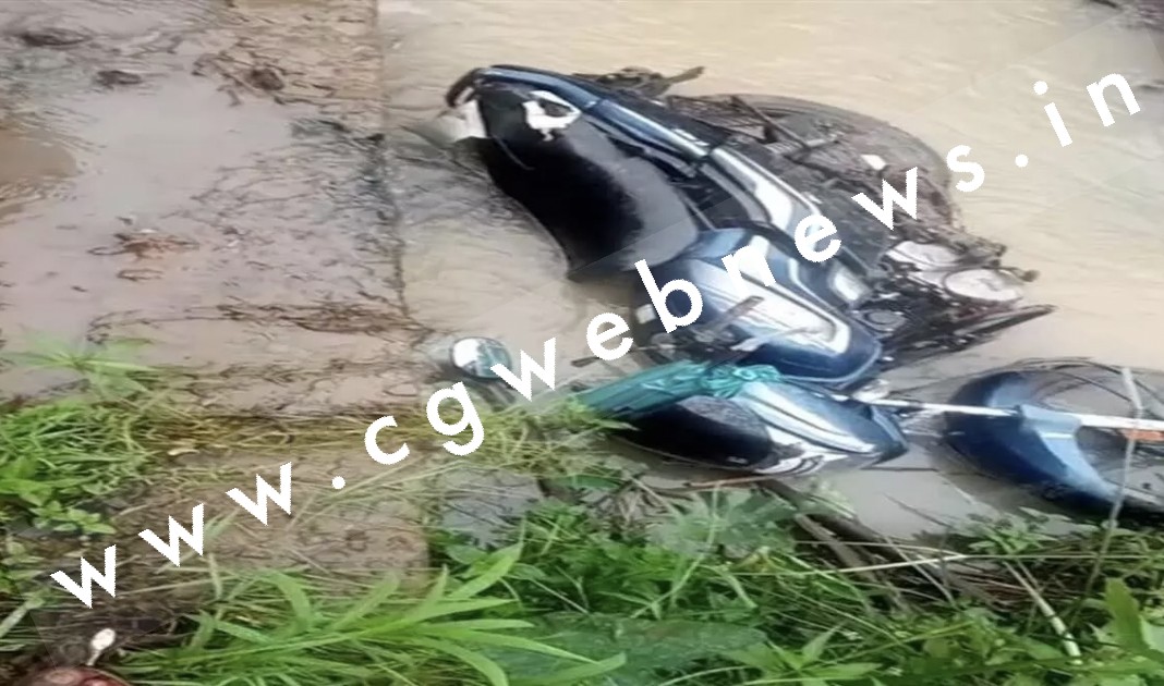 अनियंत्रित बाईक पुल से गिरी , हादसे में दो लोगो की मौके पर ही मौत