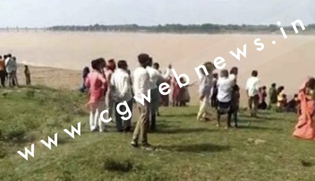 नदी में पलटी नाव , चार की मौत , कई लोग लापता , मुख्यमंत्री ने जताया शोक