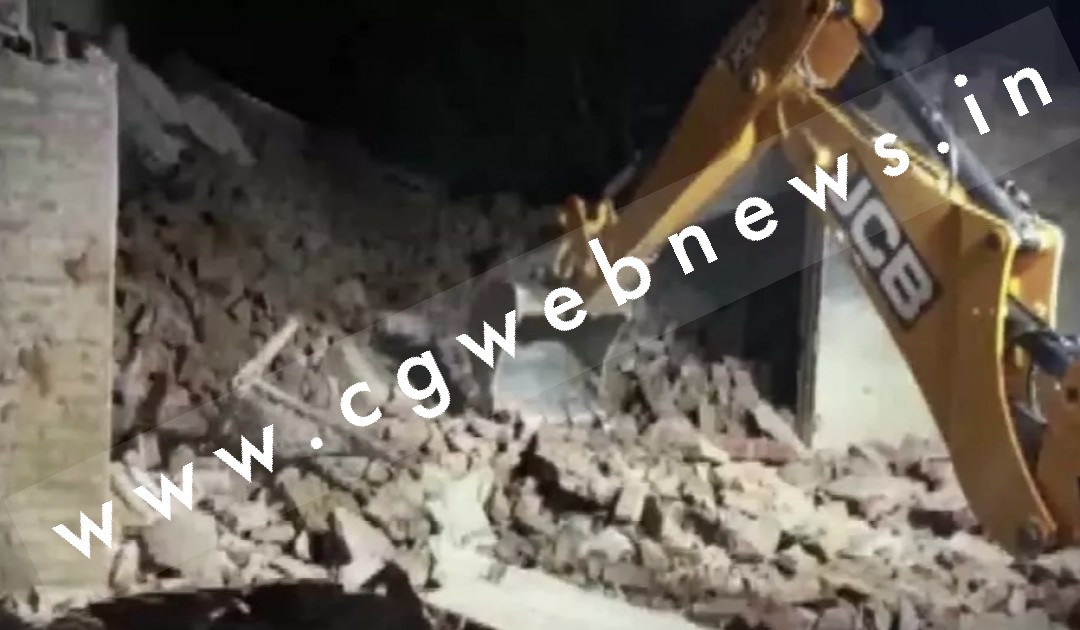 देर रात अनियंत्रित होकर घर में घुसा ट्रक , रिटायर्ड सब इंस्पेक्टर सहित चार लोगों की मौत