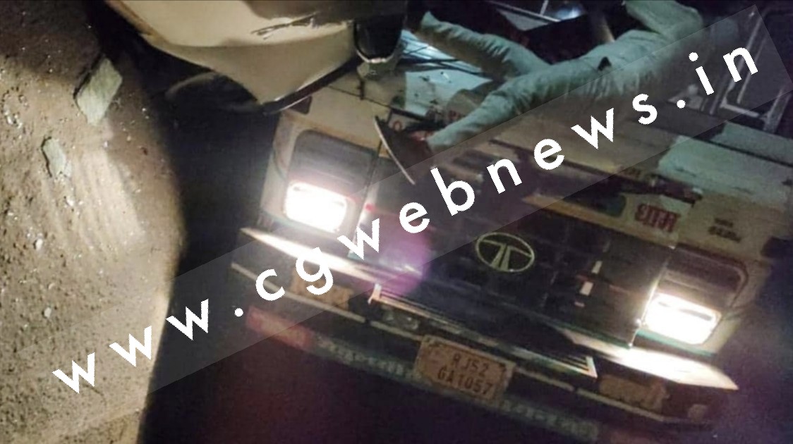 तेज रफ्तार इनोवा के उपर पलटा ट्रक , हादसे में एक युवती और चार युवकों की मौके पर ही मौत