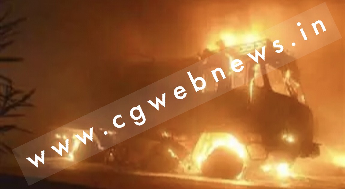 तारकोल से भरे चलती टैंकर में लगी भीषण आग , पूरा टैंकर जल कर राख