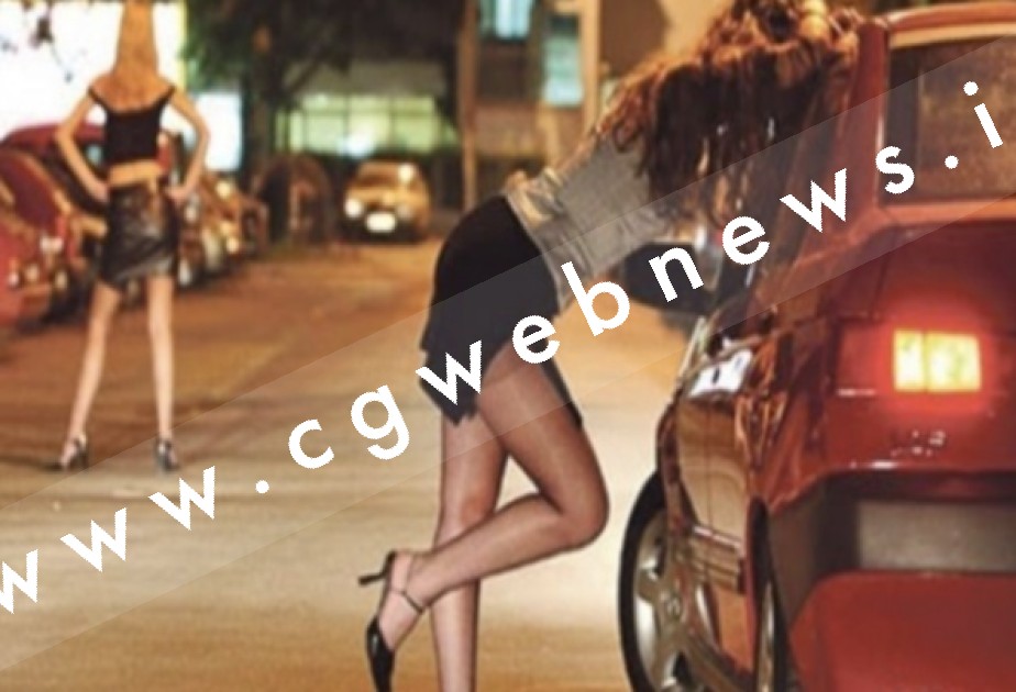 दो शातिर युवतियां गिरफ्तार , खुद को काल गर्ल बता कर करती थी यह कांड