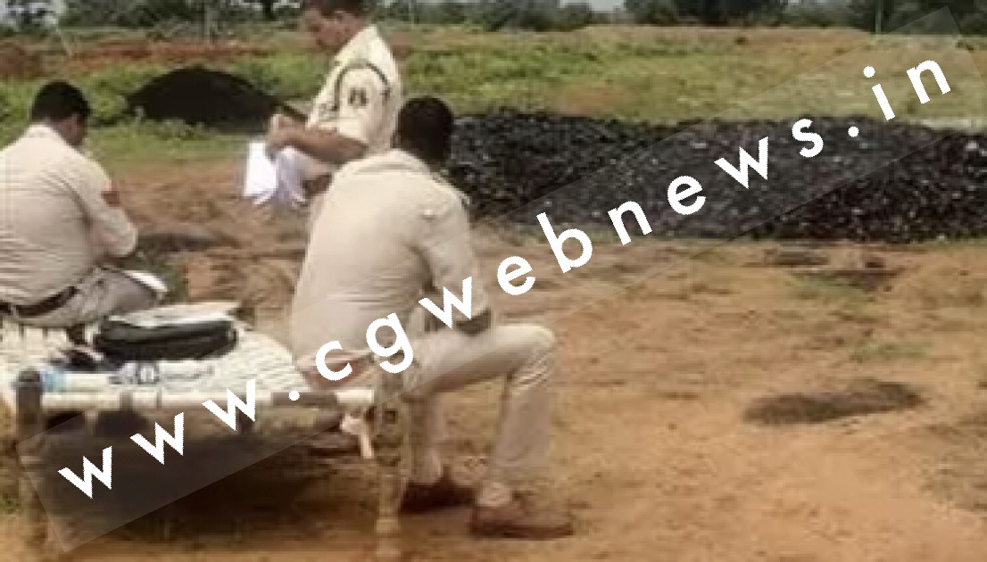 छत्तीसगढ़ - खटिये में बैठ कर पुलिस ने पूरी कर ली कार्यवाही , दो के खिलाफ FIR और बाकी को अभयदान