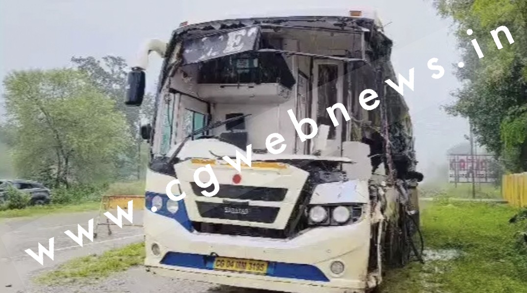 छत्तीसगढ़ में बड़ा हादसा , खड़े ट्रेलर से टकराई बस , हादसे में एक बच्चे सहित 7 लोगों की मौत 