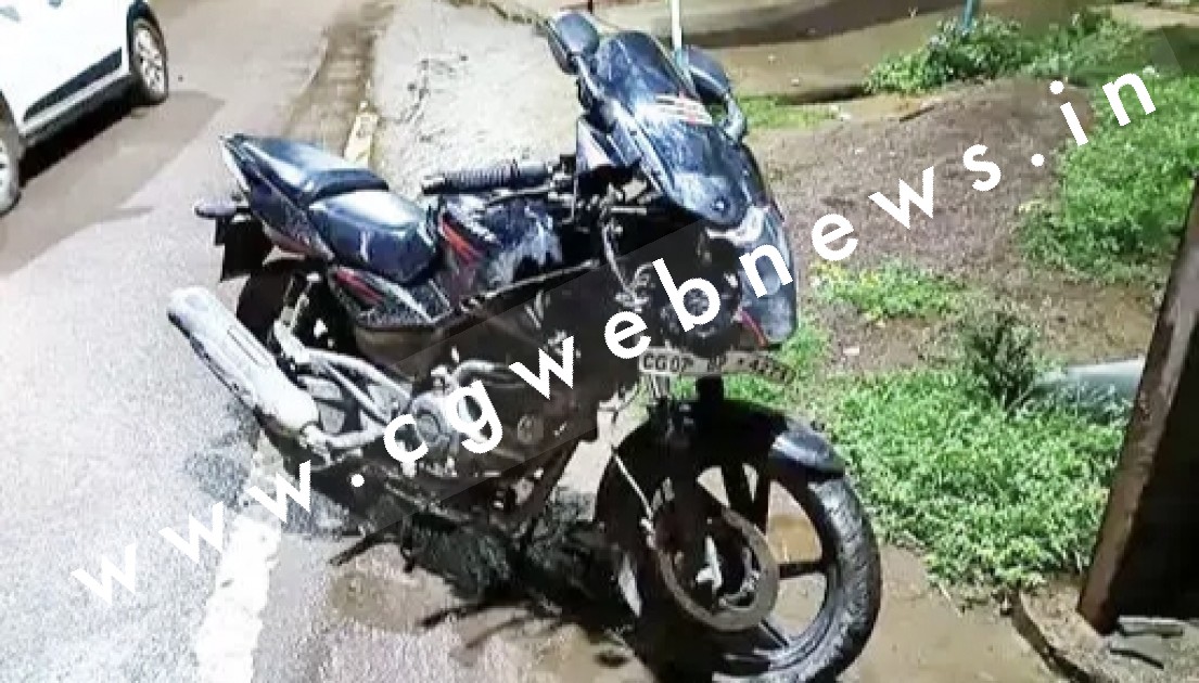 छत्तीसगढ़ - तेज रफ्तार बाईक डिवाईडर से टकराई , हादसे में दो युवकों की मौत और एक गंभीर