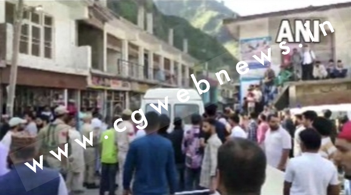 बड़ा बस हादसा , गहरी खाई में गिरी बस , 11 यात्रियों की मौत और दर्जनों घायल