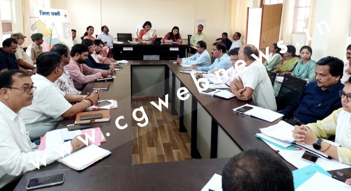 नवगठित सक्ती जिले के कलेक्टर नुपूर राशि पन्ना ने आज लगाई अधिकारियो की पहली पाठशाला