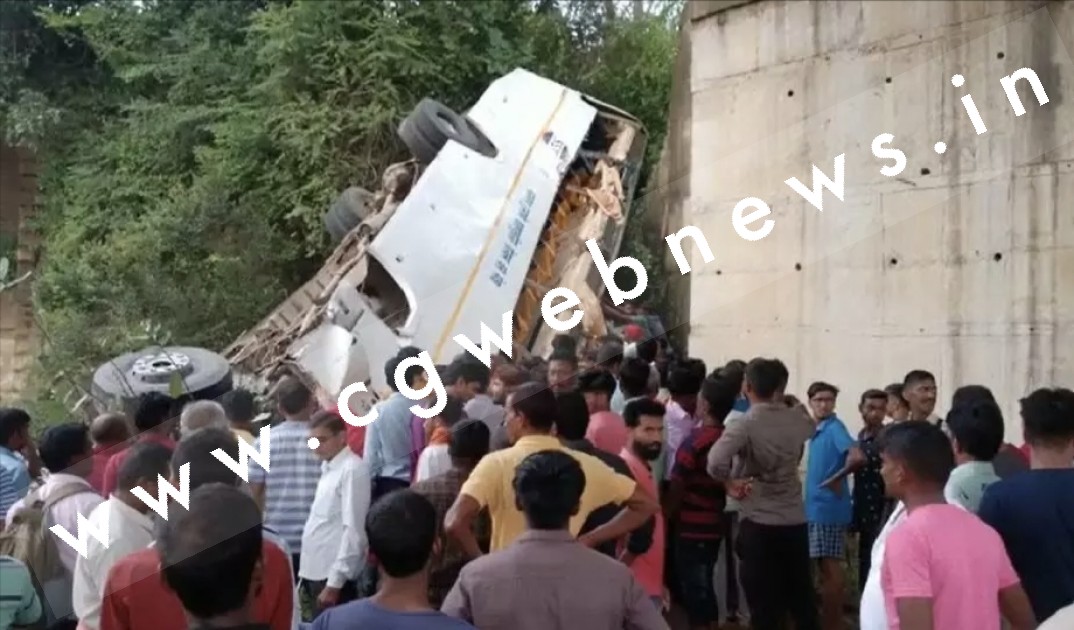 तेज रफ्तार बस अनियंत्रित होकर पुल से गिरी , हादसे में 08 यात्रियों की मौत और दर्जनों घायल