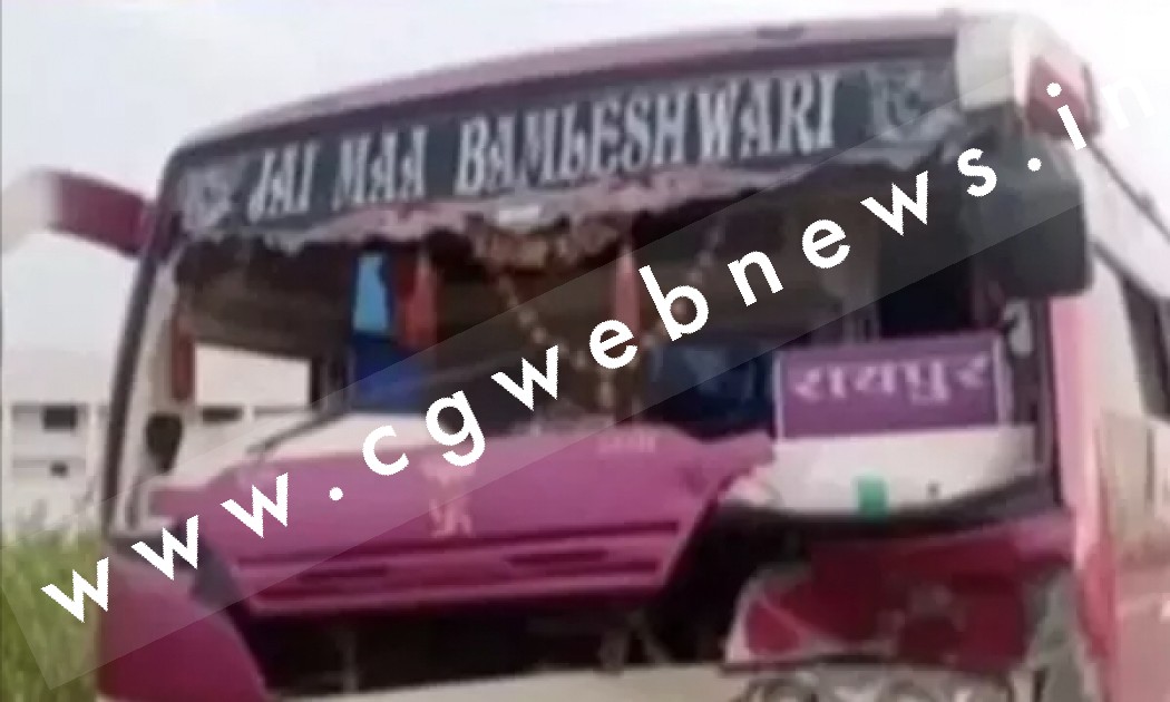 छत्तीसगढ़ - तेज रफ्तार बस ने बाइक सवारो को मारी टक्कर , हादसे में एक ही परिवार के तीन लोगो की मौत