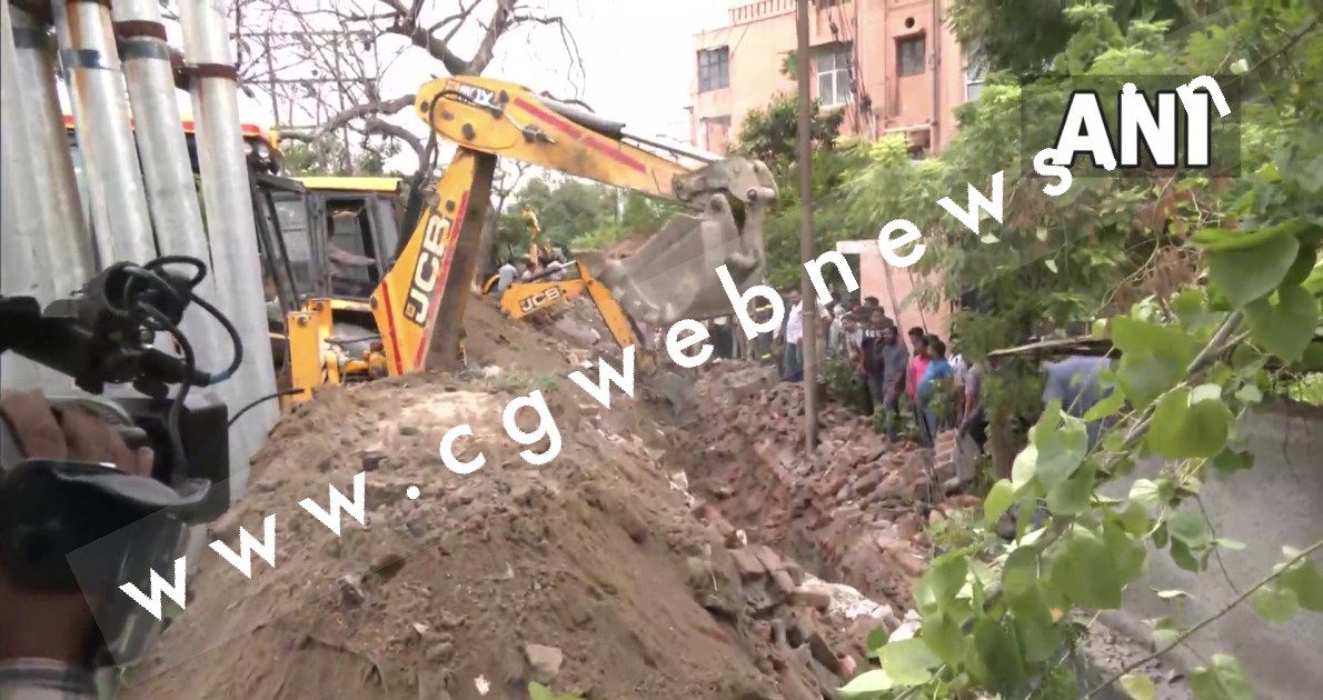 निर्माणाधीन दीवार ढही , 04 मजदूरों की मौत , कई लोगो के दबे होने की आशंका , रेस्क्यू जारी