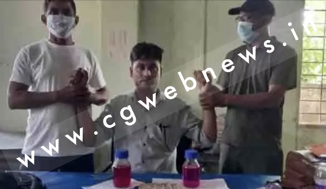 रिश्वत लेते दो लोक सेवक गिरफ्तार , मामलों का निपटारा करने के लिए मांगी थी रिश्वत