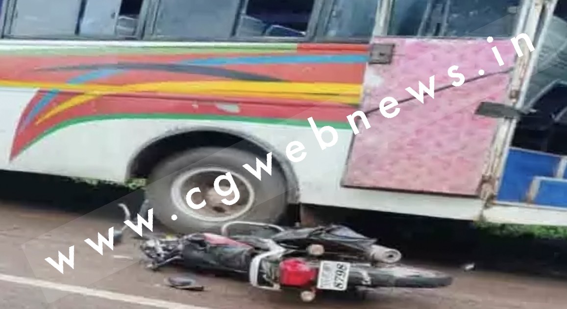छत्तीसगढ़ - बस ने बाईक सवार छात्रों को मारी टक्कर , हादसे में 03 छात्रों की मौत