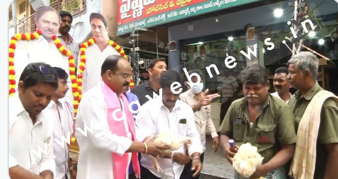 नेता जी ने गली गली में घूम कर लोगों में बांटा शराब और मुर्गा , लोगो की लगी रही लंबी कतार , जाने क्या था वजह